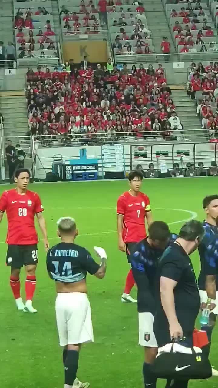 相逢一笑！实拍：本坦库尔见老队长孙兴慜走来，马上递上一瓶水