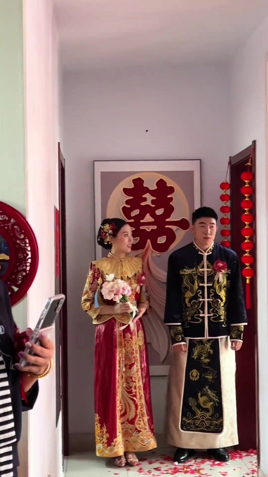 笑死！小伙在婚礼上空气投篮，新娘看了无奈转头🤣